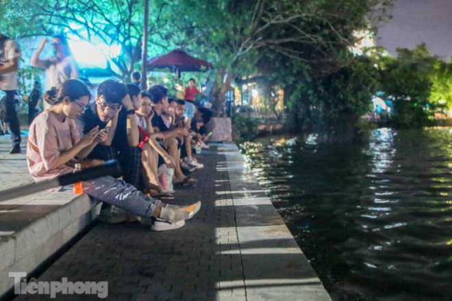 Người dân Thủ đô chen chúc, ngồi chật kín bờ kè mới Hồ Gươm - 3