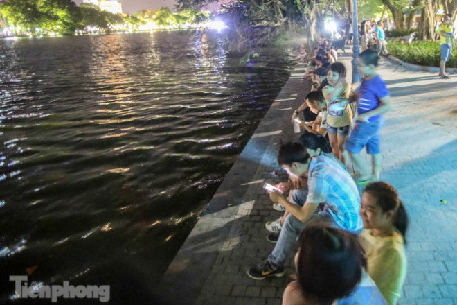 Người dân Thủ đô chen chúc, ngồi chật kín bờ kè mới Hồ Gươm - 4