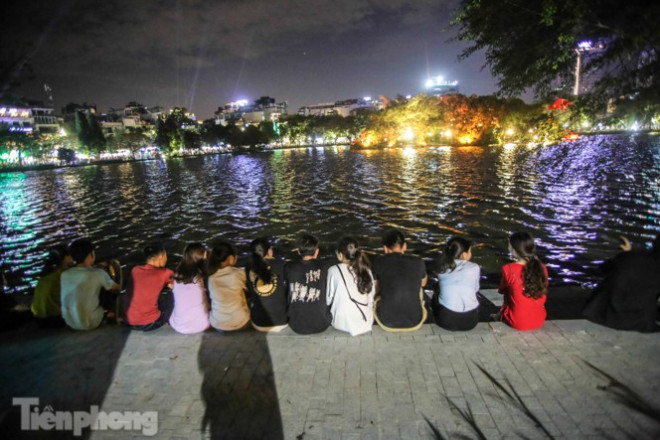 Người dân Thủ đô chen chúc, ngồi chật kín bờ kè mới Hồ Gươm - 5