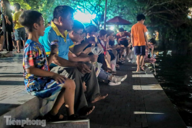 Người dân Thủ đô chen chúc, ngồi chật kín bờ kè mới Hồ Gươm - 6