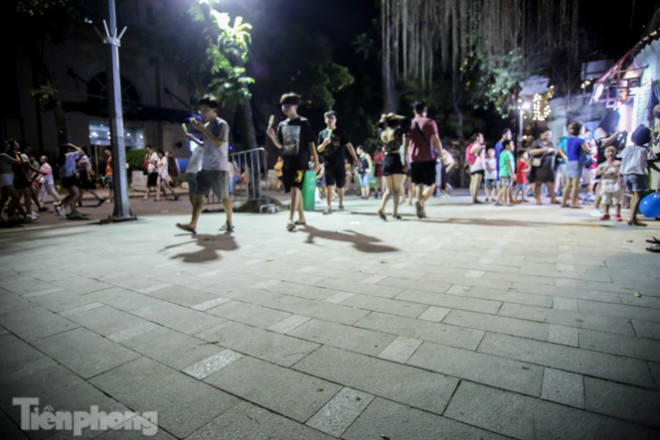 Người dân Thủ đô chen chúc, ngồi chật kín bờ kè mới Hồ Gươm - 10