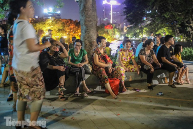 Người dân Thủ đô chen chúc, ngồi chật kín bờ kè mới Hồ Gươm - 8