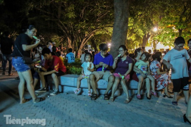 Người dân Thủ đô chen chúc, ngồi chật kín bờ kè mới Hồ Gươm - 9