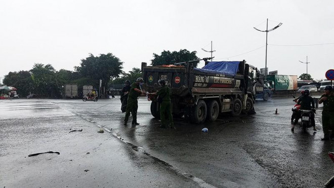 Thương tâm: Bà tử vong, cháu bò ra từ gầm xe ben ở Bình Chánh - 2