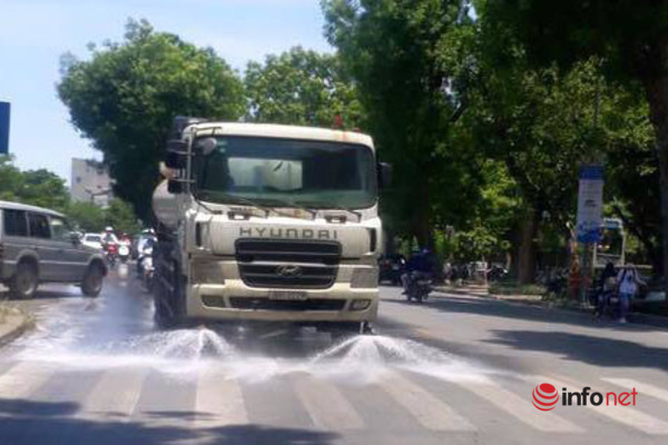 Hà Nội chi 114 tỷ phun nước hạ nhiệt: Nhiều quận, huyện hẹn... mùa thu mới phun - 2