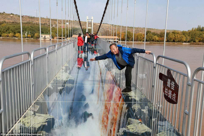 Những cây cầu kính ở Trung Quốc khiến du khách “thót tim” - 7