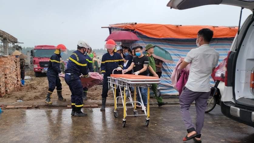 Giàn giáo lớn đổ sập, 2 công nhân thiệt mạng - 5