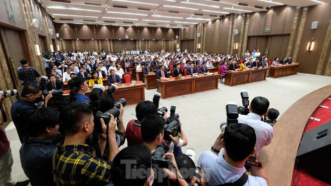 Toàn cảnh lễ trao Quyết định cho Tân Bí thư Thành uỷ Hà Nội Đinh Tiến Dũng - 2
