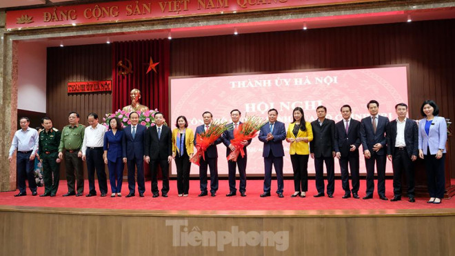 Toàn cảnh lễ trao Quyết định cho Tân Bí thư Thành uỷ Hà Nội Đinh Tiến Dũng - 10