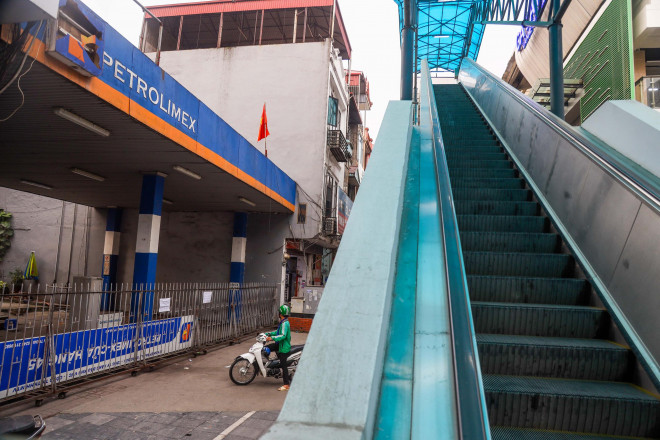 Cận cảnh cây xăng phải đóng cửa vì nguy cơ mất an toàn đường sắt Cát Linh-Hà Đông - 4