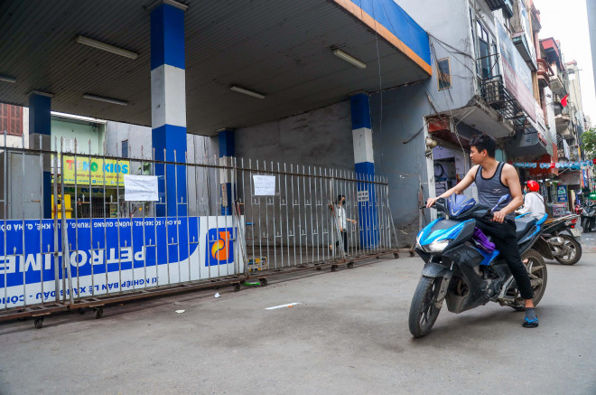 Cận cảnh cây xăng phải đóng cửa vì nguy cơ mất an toàn đường sắt Cát Linh-Hà Đông - 13