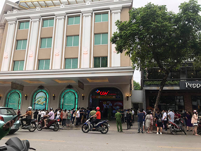 Ô tô bốc cháy trong hầm trung tâm thương mại nổi tiếng nằm giữa phố cổ Hà Nội - 2