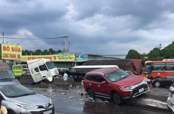 Kinh hoàng cuộn thép trên xe container rơi xuống đường gây tai nạn liên hoàn, kẹt xe nhiều giờ - 2