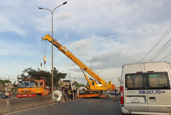 Kinh hoàng cuộn thép trên xe container rơi xuống đường gây tai nạn liên hoàn, kẹt xe nhiều giờ - 6
