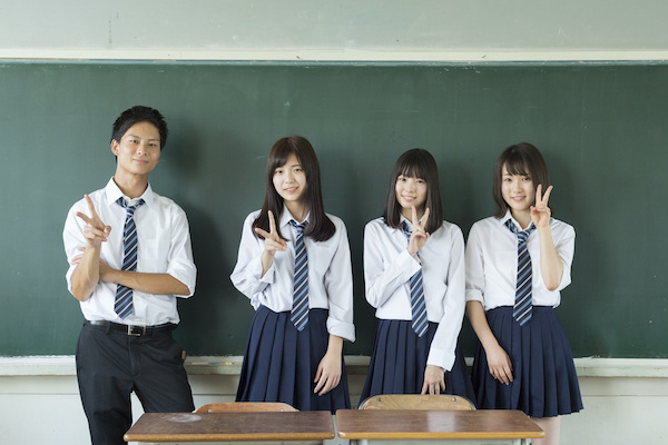 Quy tắc ở trường học Nhật Bản Đứng lên cúi chào giáo viên không trang điểm