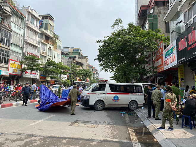 Người thân đau đớn ngồi gục bên ngoài căn nhà cháy khiến 4 người tử vong ở Hà Nội - 7