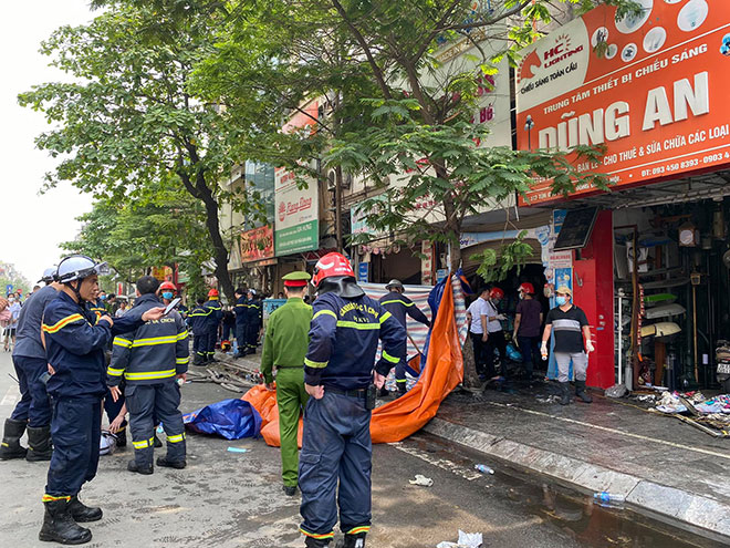 Người thân đau đớn ngồi gục bên ngoài căn nhà cháy khiến 4 người tử vong ở Hà Nội - 8