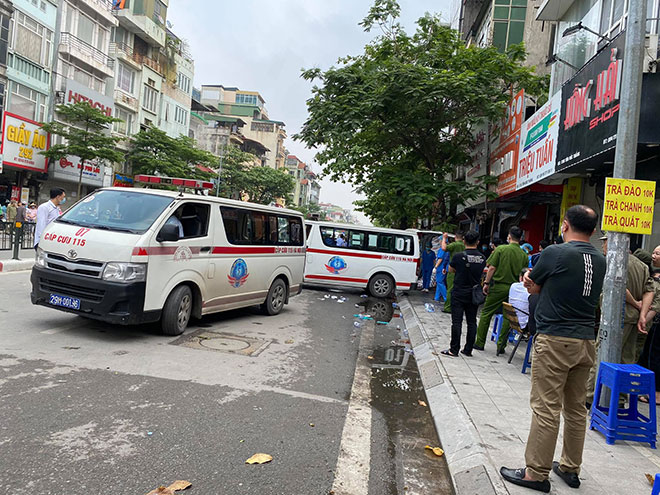 Người thân đau đớn ngồi gục bên ngoài căn nhà cháy khiến 4 người tử vong ở Hà Nội - 9