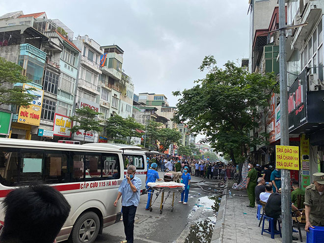 Người thân đau đớn ngồi gục bên ngoài căn nhà cháy khiến 4 người tử vong ở Hà Nội - 10