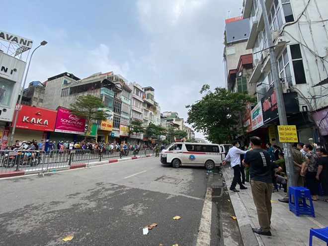 Người thân đau đớn ngồi gục bên ngoài căn nhà cháy khiến 4 người tử vong ở Hà Nội - 11