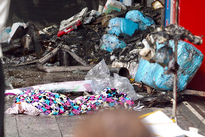 Người thân đau đớn ngồi gục bên ngoài căn nhà cháy khiến 4 người tử vong ở Hà Nội - 12