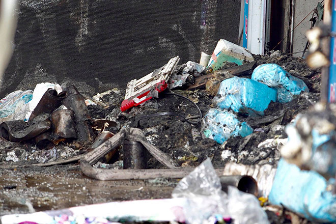 Người thân đau đớn ngồi gục bên ngoài căn nhà cháy khiến 4 người tử vong ở Hà Nội - 13