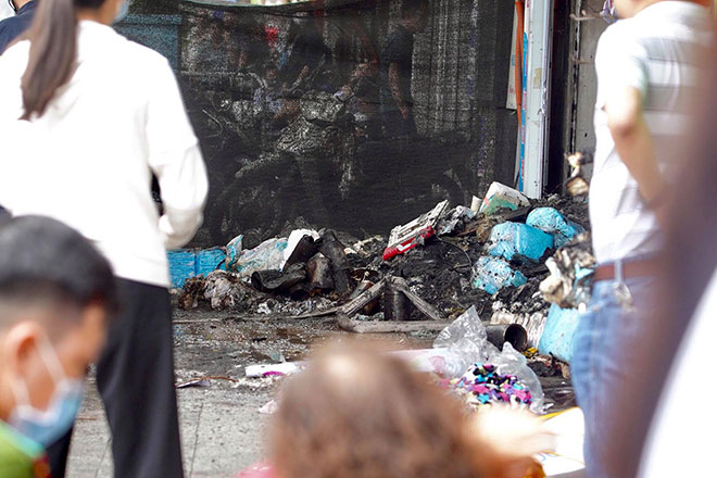 Người thân đau đớn ngồi gục bên ngoài căn nhà cháy khiến 4 người tử vong ở Hà Nội - 14