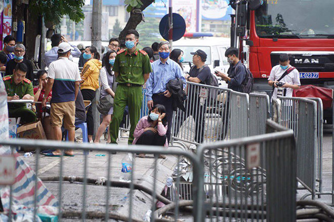 Người thân đau đớn ngồi gục bên ngoài căn nhà cháy khiến 4 người tử vong ở Hà Nội - 15