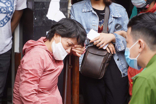 Người thân đau đớn ngồi gục bên ngoài căn nhà cháy khiến 4 người tử vong ở Hà Nội - 16