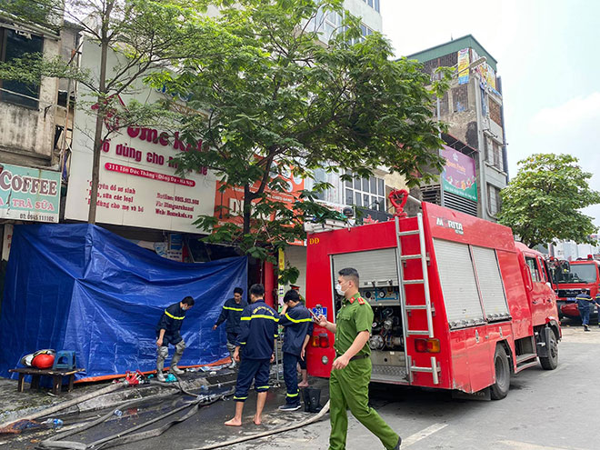 Người thân đau đớn ngồi gục bên ngoài căn nhà cháy khiến 4 người tử vong ở Hà Nội - 4