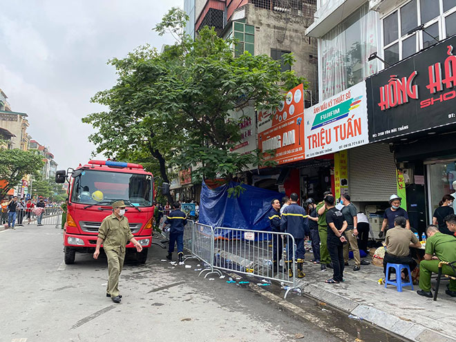 Người thân đau đớn ngồi gục bên ngoài căn nhà cháy khiến 4 người tử vong ở Hà Nội - 5