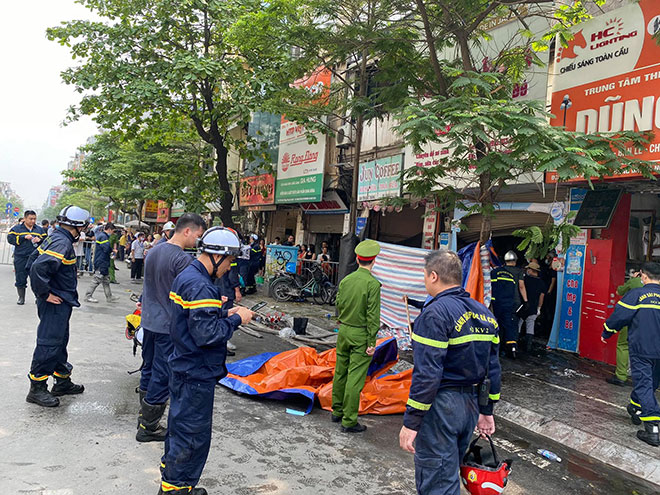 Người thân đau đớn ngồi gục bên ngoài căn nhà cháy khiến 4 người tử vong ở Hà Nội - 6