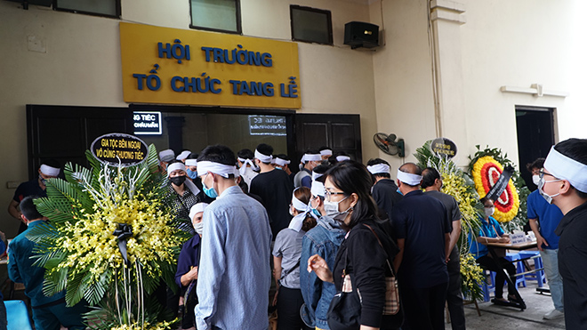 Người thân khóc nghẹn trong đám tang 4 nạn nhân tử vong sau vụ cháy ở Hà Nội - 1