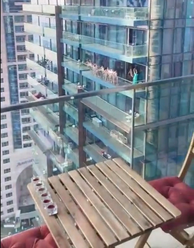 Khoả thân dàn hàng ngang tạo dáng trên ban công tòa nhà chọc trời ở Dubai và kết cục - 1