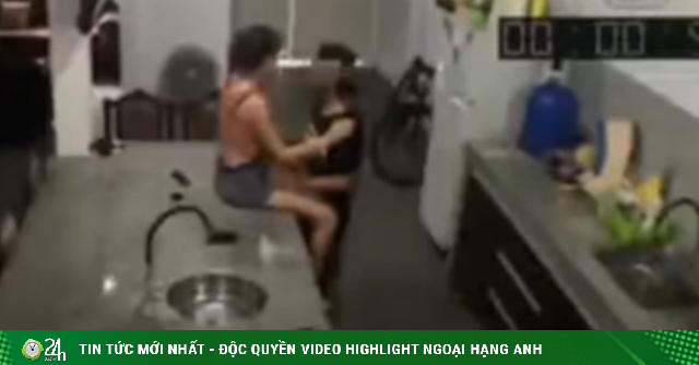 Đang ngoại tình thì chồng bất ngờ về nhà, vợ ôm chồng làm nũng suốt 45 phút để nhân tình thoát