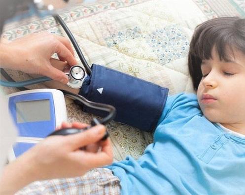 Những lý do bất ngờ trẻ mắc cao huyết áp, cha mẹ đọc xong cần điều chỉnh chế độ ăn uống cho con ngay - 1