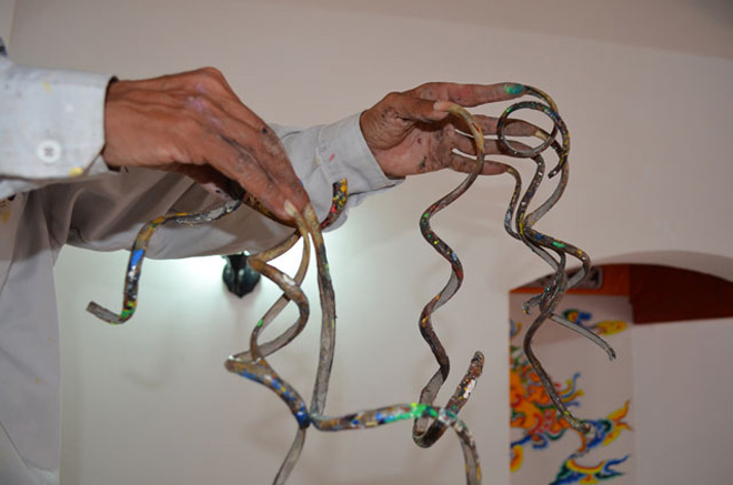 Vợ của “dị nhân” có bộ móng tay dài nhất VN tiết lộ điều đáng sợ nhất sau 40 năm sống chung - 3