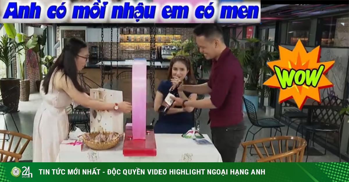 Lần đầu hẹn hò, cặp đôi rất hợp ý khi mang rượu và mồi tặng nhau