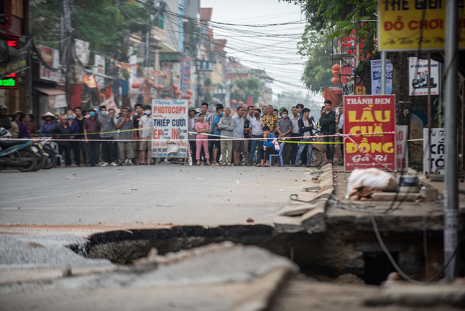 "Hố tử thần" ở Chương Mỹ đã lan rộng 50m, phong tỏa đoạn đường tỉnh lộ 419 - 2