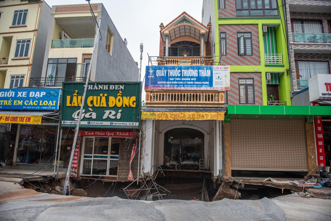 "Hố tử thần" ở Chương Mỹ đã lan rộng 50m, phong tỏa đoạn đường tỉnh lộ 419 - 3