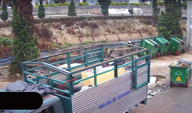 Bị phạt nguội tiền triệu vì xả rác ngay cạnh... thùng rác - 2