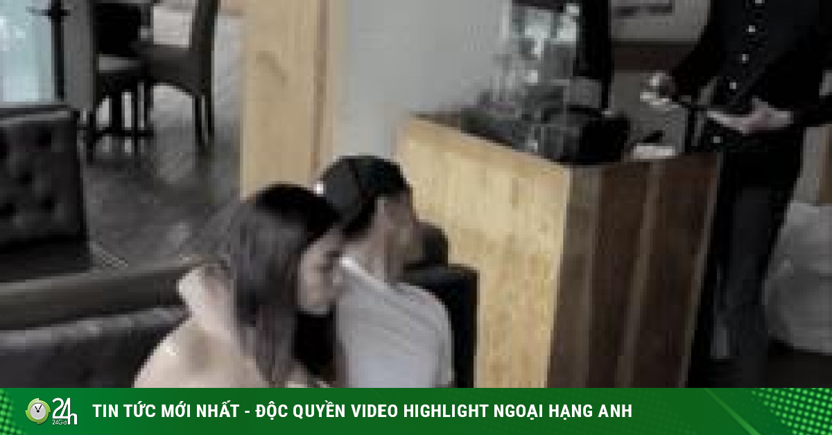 Đi ăn với bạn trai, cô gái lén dúi cho nhân viên một mẩu giấy để giải thoát bản thân