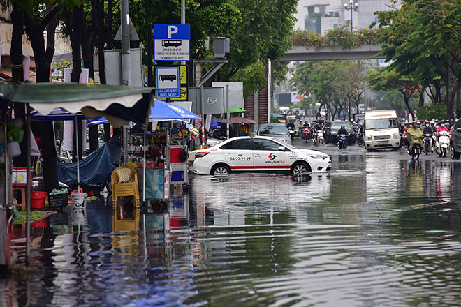 Mới mưa “sương sương”, đường Sài Gòn đã ngập nước - 2