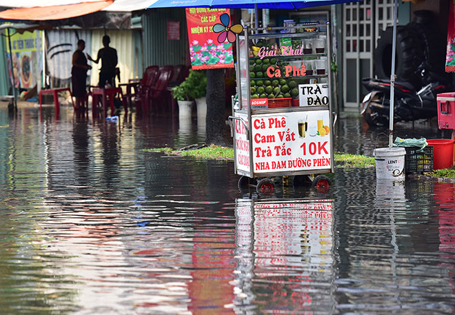 Mới mưa “sương sương”, đường Sài Gòn đã ngập nước - 3