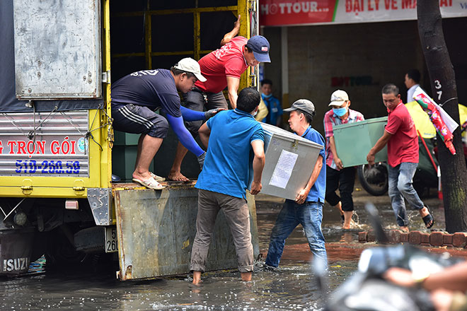 Mới mưa “sương sương”, đường Sài Gòn đã ngập nước - 4