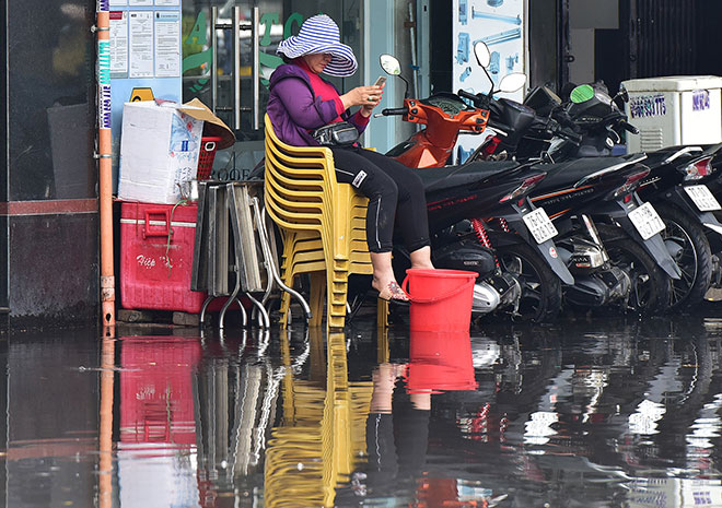 Mới mưa “sương sương”, đường Sài Gòn đã ngập nước - 1