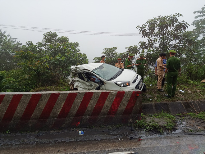 Va chạm khủng khiếp với xe khách trên QL6, ô tô con văng sang đường, 2 người tử vong - 2