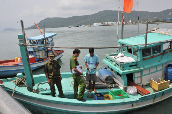 Ngâm tay vào nước đá khi làm căn cước công dân ở Phú Quốc - 2