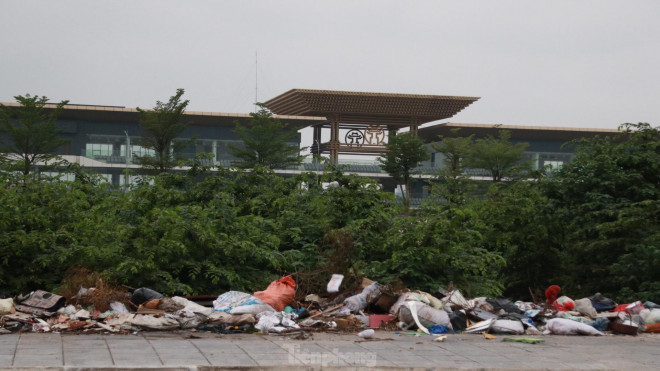 Bãi rác tự phát khổng lồ kéo dài trên đoạn đường &#39;trăm tỷ&#39; ở Hà Nội - 1