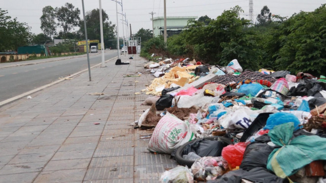 Bãi rác tự phát khổng lồ kéo dài trên đoạn đường 'trăm tỷ' ở Hà Nội - 3